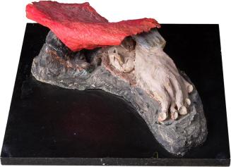 Kurt Hüpfner, Rote Ofelia, um 2009, Holz, Terrakotta, Papiermaché, Ölfarbe, 16 × 42 × 40,5 cm,  ...