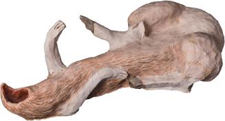 Kurt Hüpfner, Tiergestalt, um 1990, Terrakotta, Engobe, 15 × 37,5 × 19 cm, Privatbesitz, Wien