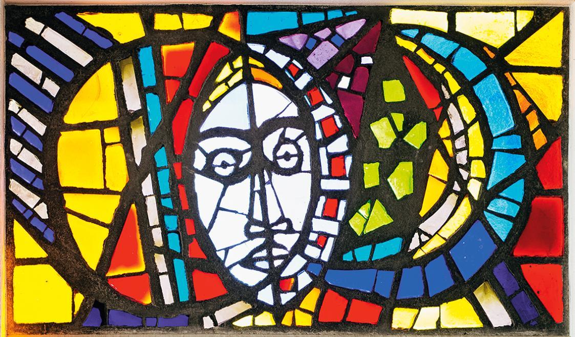 Alfred Wickenburg, Maria zwischen Sonne und Mond, 1960er-Jahre, Betonglas in Stahlrahmen, 116 × ...